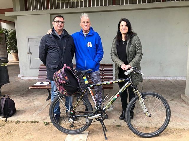 Janus River a Pula, gira la Sardegna in bicicletta a 81 anni con soli tre euro in tasca