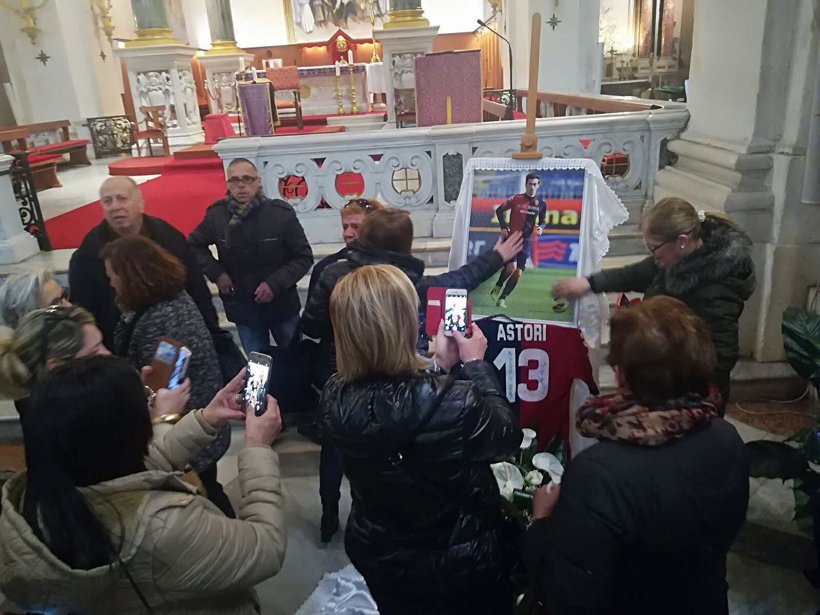 “Ciao Davide, roccia della difesa. Cagliari non ti dimenticherà mai”