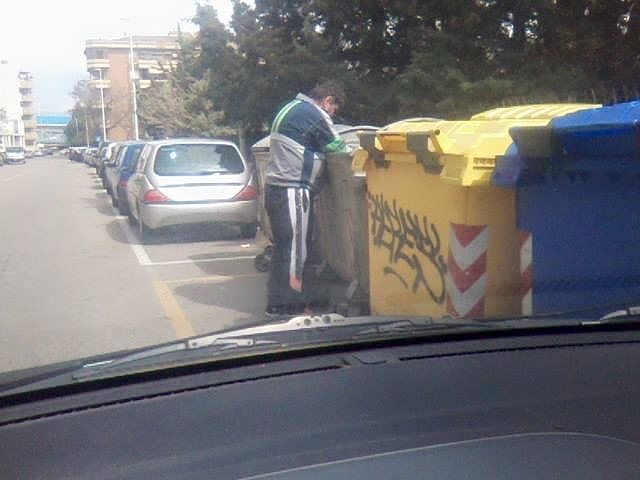 Genova multa i rovistatori dei cassonetti: cosa accadrà invece a Cagliari?