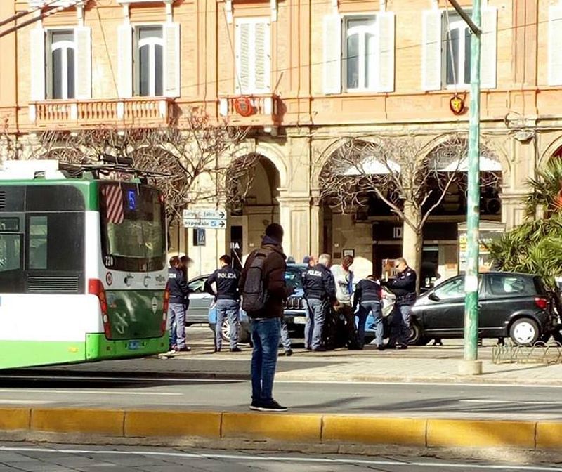 Cagliari, ubriachi e senza documenti si picchiano in via Roma: due stranieri fermati
