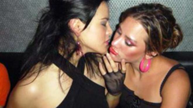 Non accetta che la figlia sia gay e minaccia di sfregiarla con l’acido