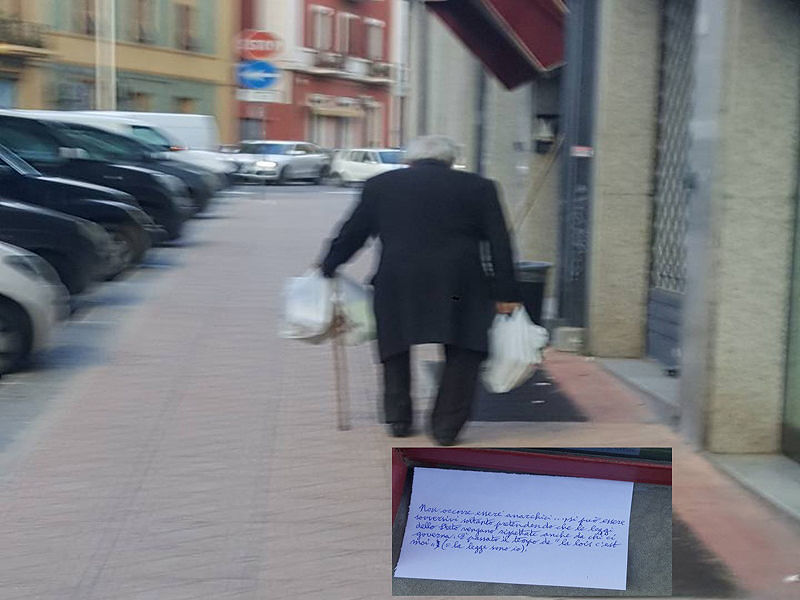 Il romantico nonnino che lascia poesie sotto le serrande: succede a Cagliari
