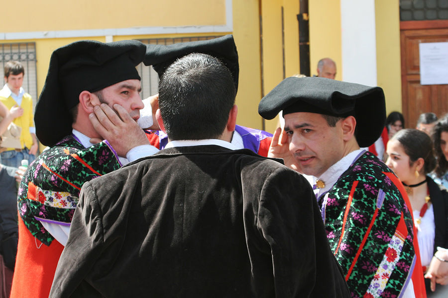 Tg2, canto a tenore nel servizio sui sequestri: scoppia la polemica