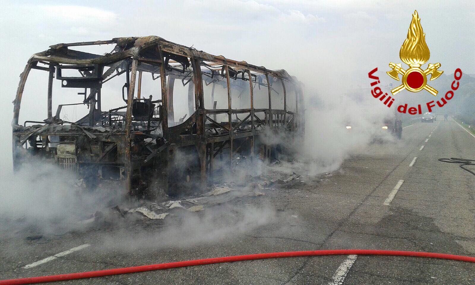 Sardegna, autobus dell’Arst in fiamme: attimi di panico a bordo