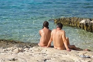 Spiaggia nudista, Quartu contro i bigotti: “Farà crescere il turismo”