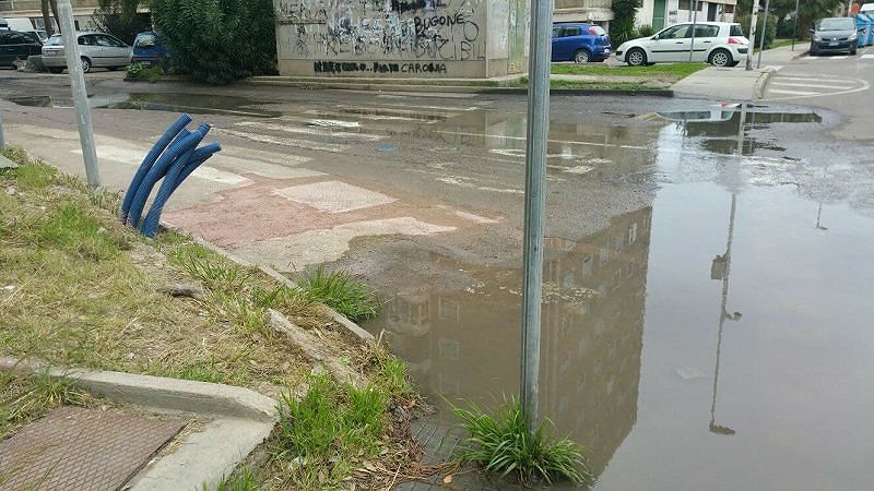 Sant’Elia, fogne a cielo aperto: “Liquami in strada tra bimbi e anziani”