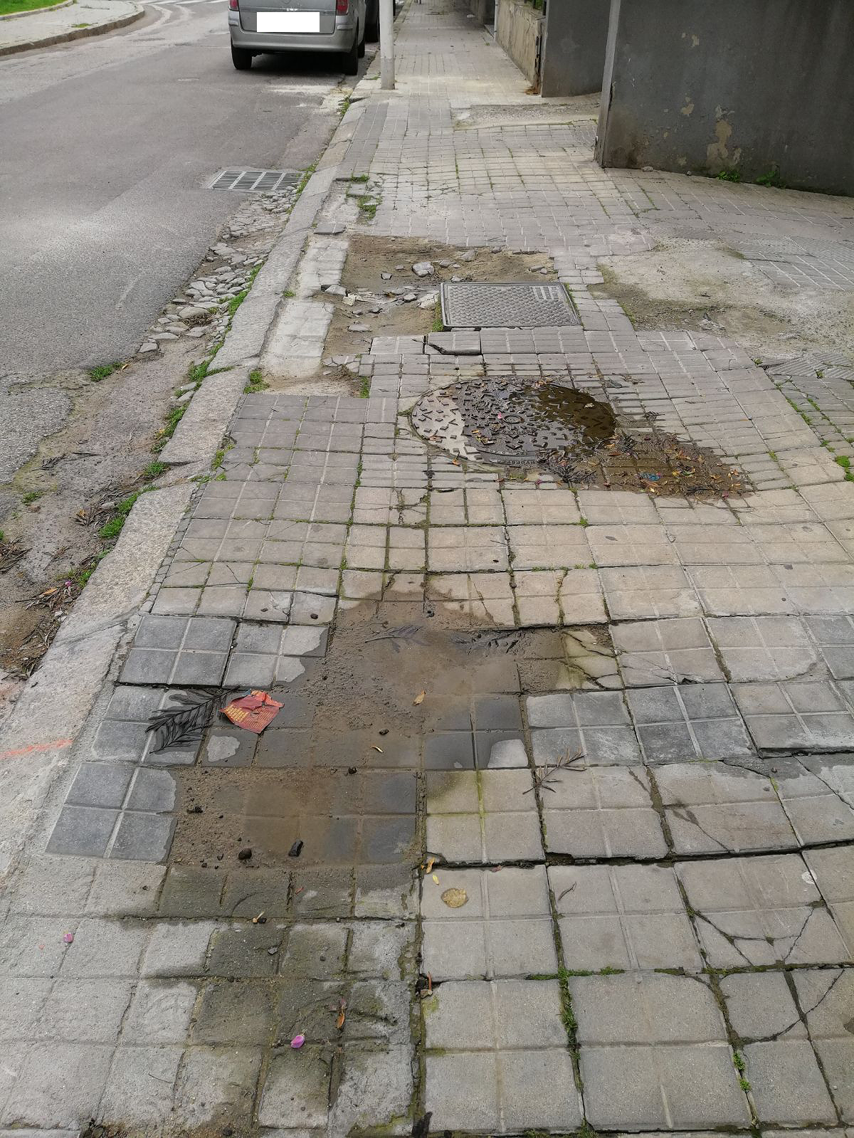 Cagliari, marciapiedi inagibili e liquami in via del Pozzetto