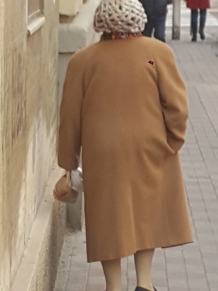 Via Donizetti, nonnina in lacrime chiede “spiccioli per il pane”