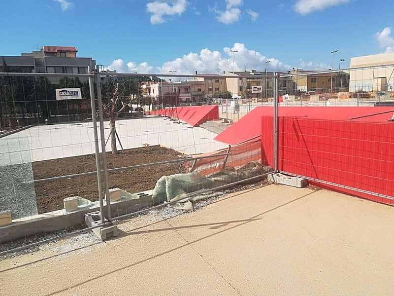 Pirri, i vandali distruggono l’incompleta piazza delle Aquile