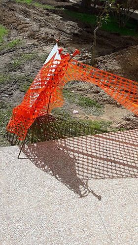 De Sanctis, protestano alunni e docenti: “Ricreazione con il rischio di cadere nelle fogne”