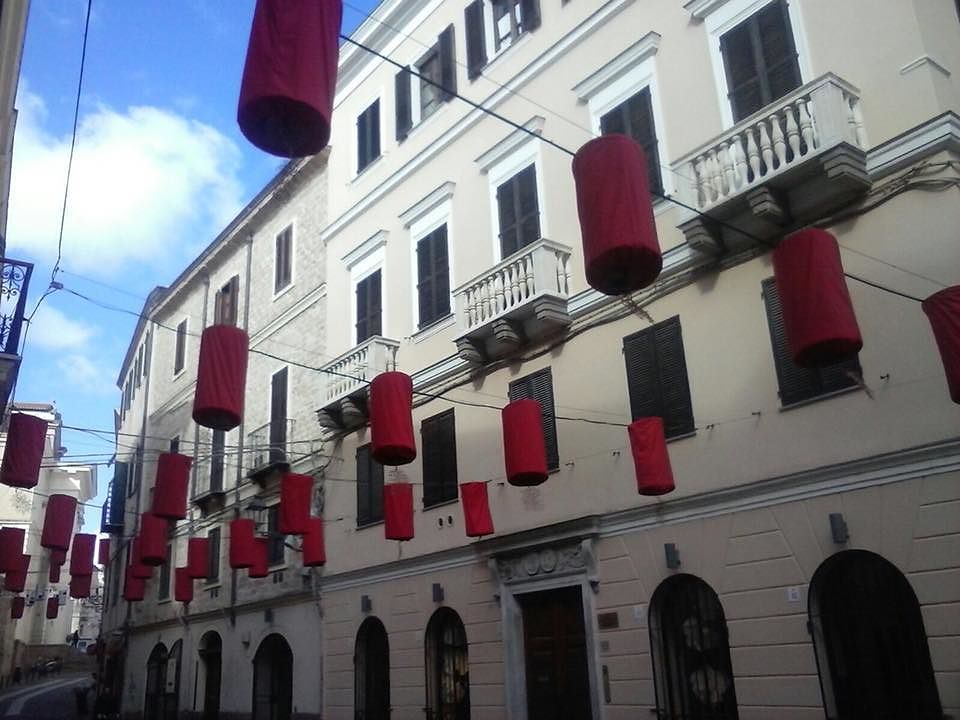 Alghero si prepara alla Setmana Santa, la città vecchia illuminata con speciali farols