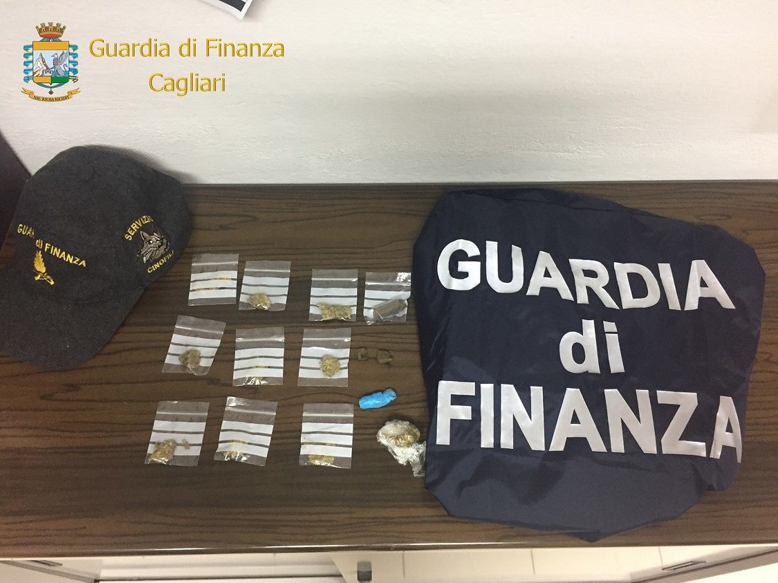 Cagliari, giovanissimi con la droga in tasca: la Finanza denuncia anche un minorenne
