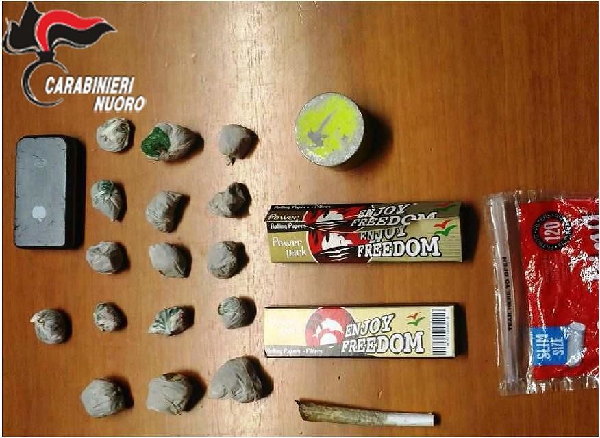 Fumano uno spinello, scatta la perquisizione: nei guai 2 minorenni a Bari Sardo
