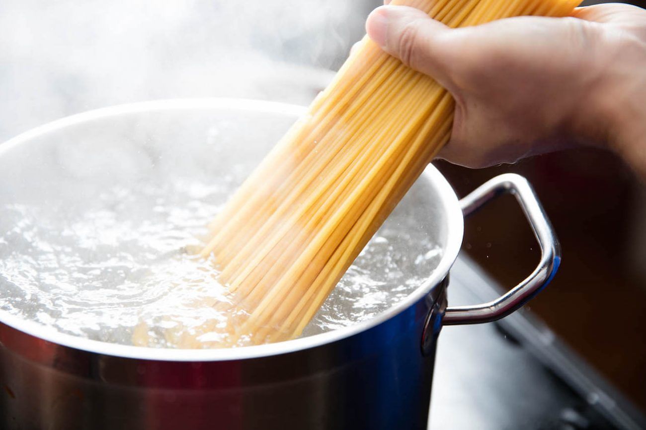 Studentesse sbadate: ai fornelli un piatto di pasta senz’acqua, cucina in fiamme