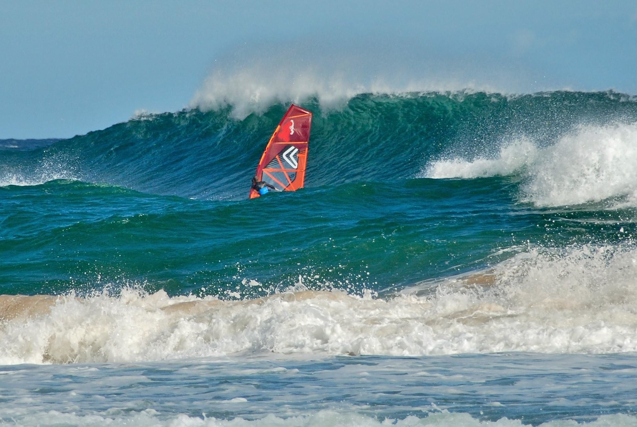 Chia, spettacolari onde alte tre metri nel paradiso dei surfisti a Su Giudeu