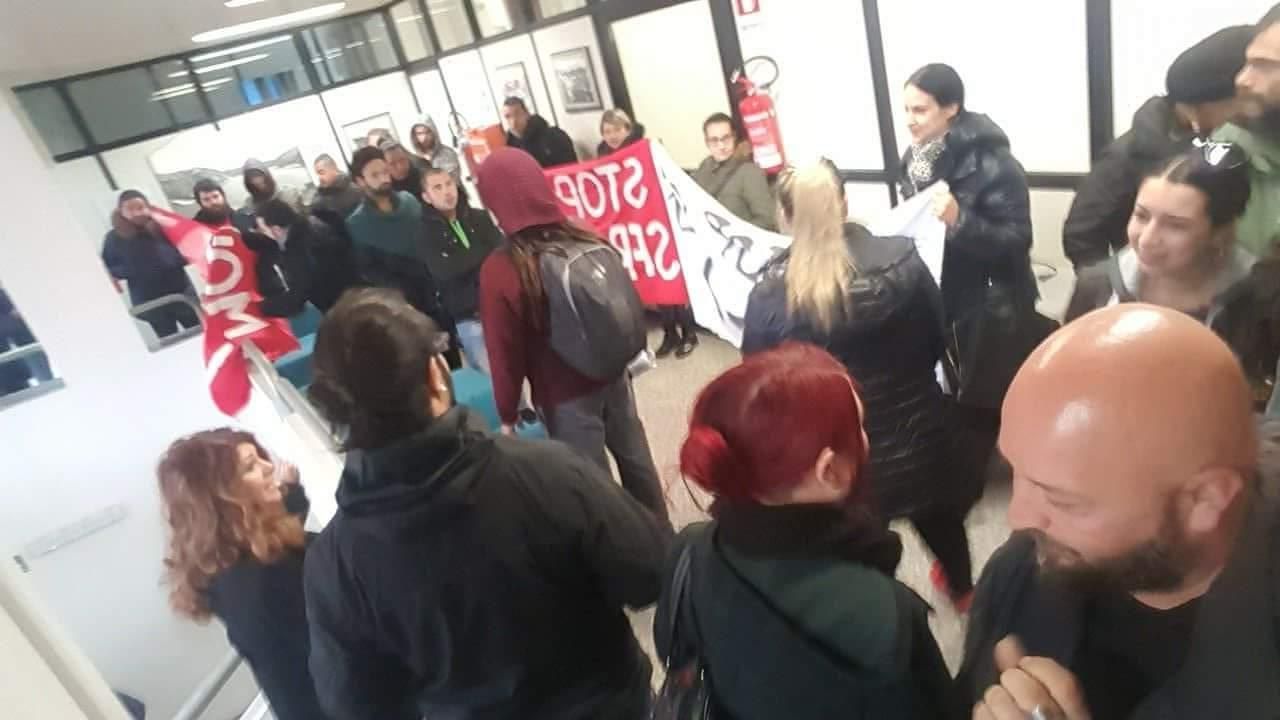 Cagliari, blitz del Movimento per la casa da Abbanoa: “Acqua diritto di tutti”