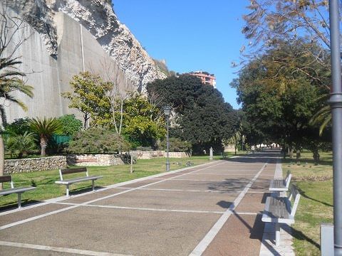 Cagliari, il costone roccioso dei Giardini Pubblici diventa impianto per l’arrampicata