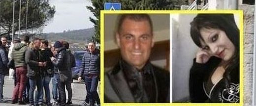 Napoli, spara e uccide la moglie davanti alla scuola: poi si suicida con la stessa arma