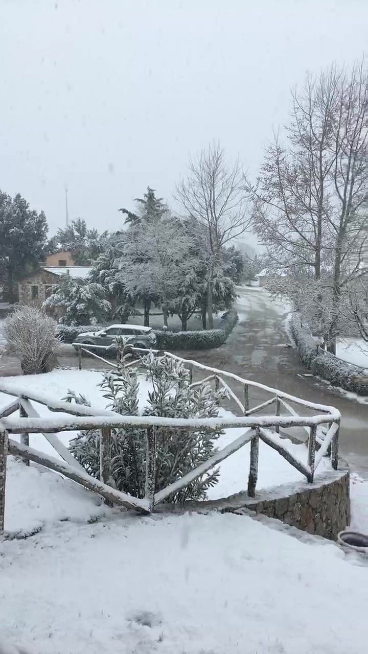 Primo giorno di primavera con la pioggia, e a Fonni arriva la neve
