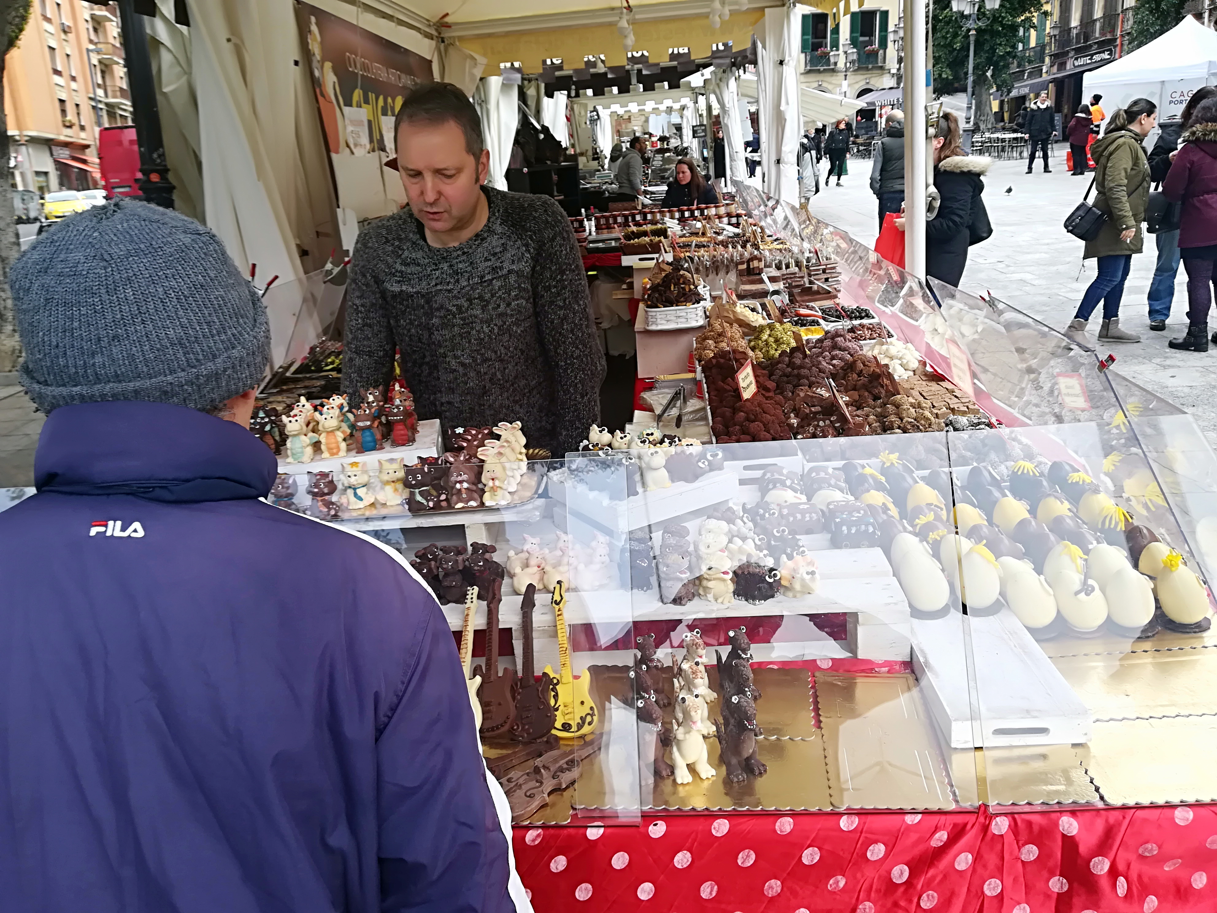 Golosi felici a Cagliari, tra piazza Yenne e Corso c’è la “festa del cioccolato”