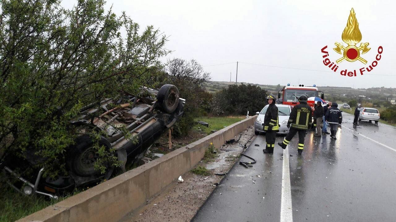 Scontro tra due auto sulla Ss125: una si ribalta e finisce in una cunetta, due feriti