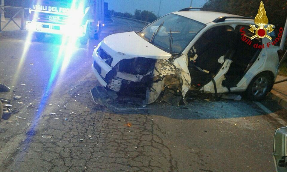 Paura sulla 195, scontro frontale tra due auto: 2 feriti