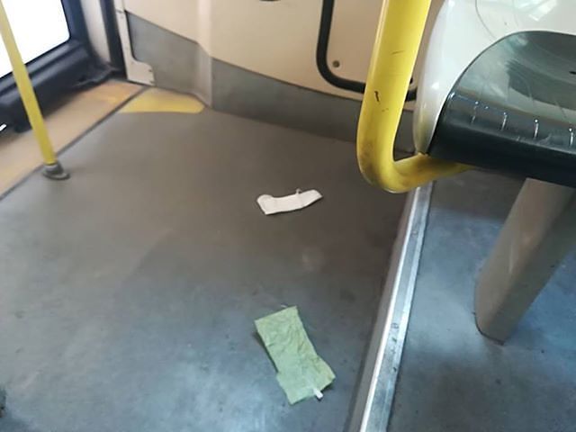 Cagliari, inciviltà a bordo del pullman: un assorbente usato