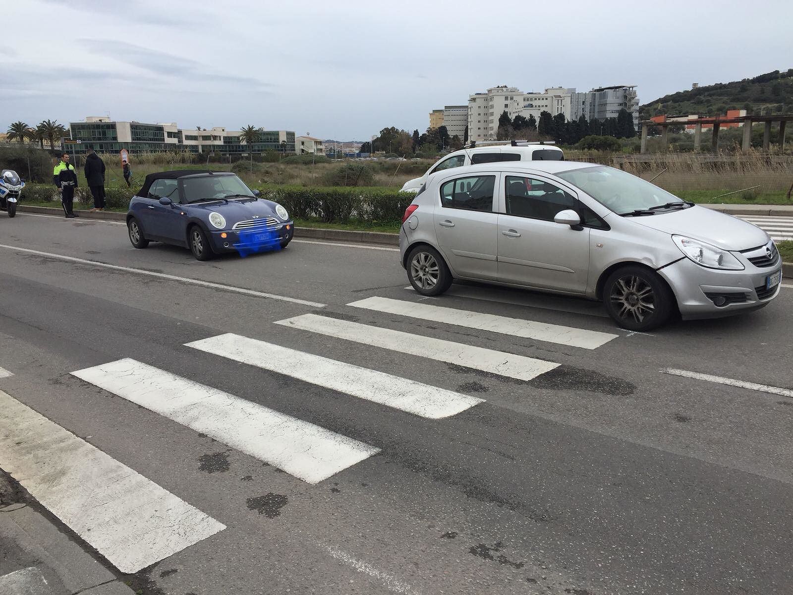 Cagliari, tampona un’auto ferma alle strisce pedonali: investito un 15enne