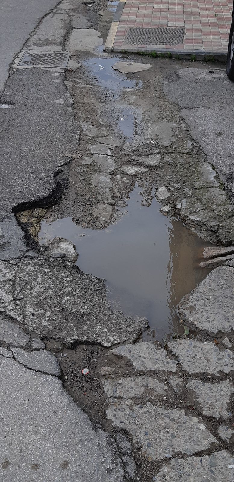 Sestu, buche killer in ogni via: “Non bastano i rattoppi, serve nuovo manto stradale”