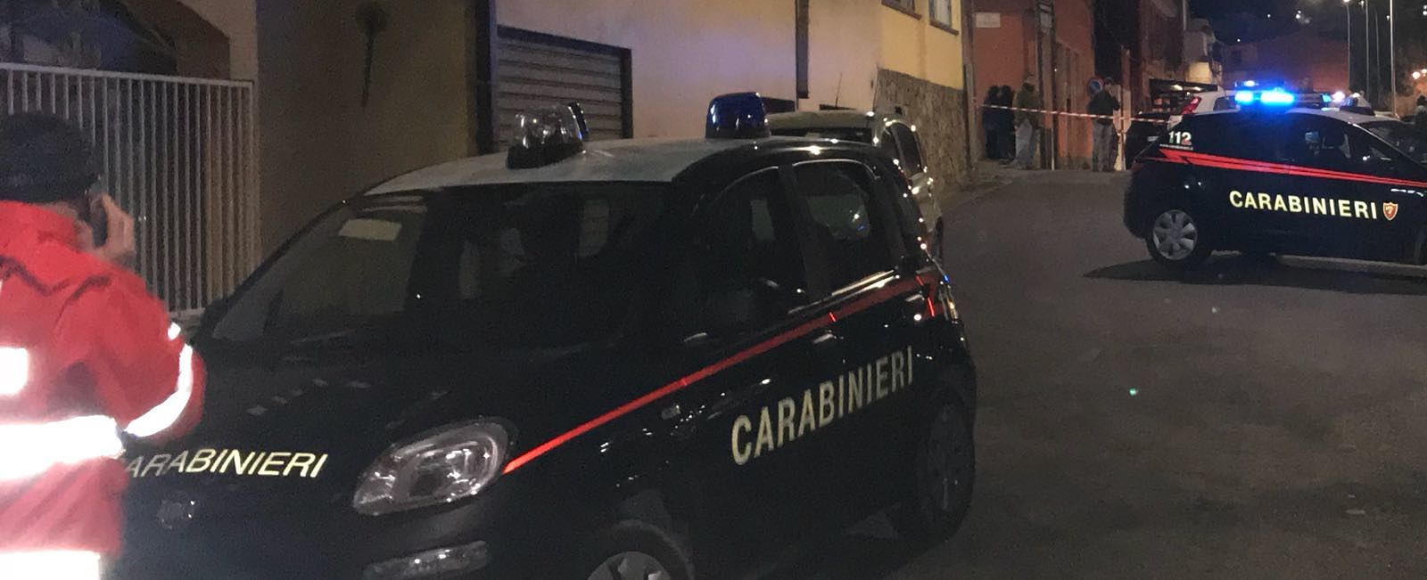 Cagliari, auto prende fuoco: rischio intossicazione dal fumo per due anziani
