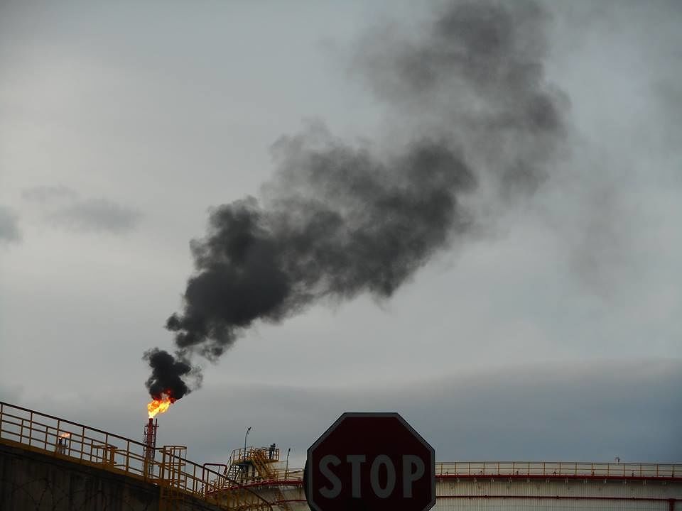 Sarroch, “ancora una vasta emissione di fumi della Saras che ammorbano l’aria”