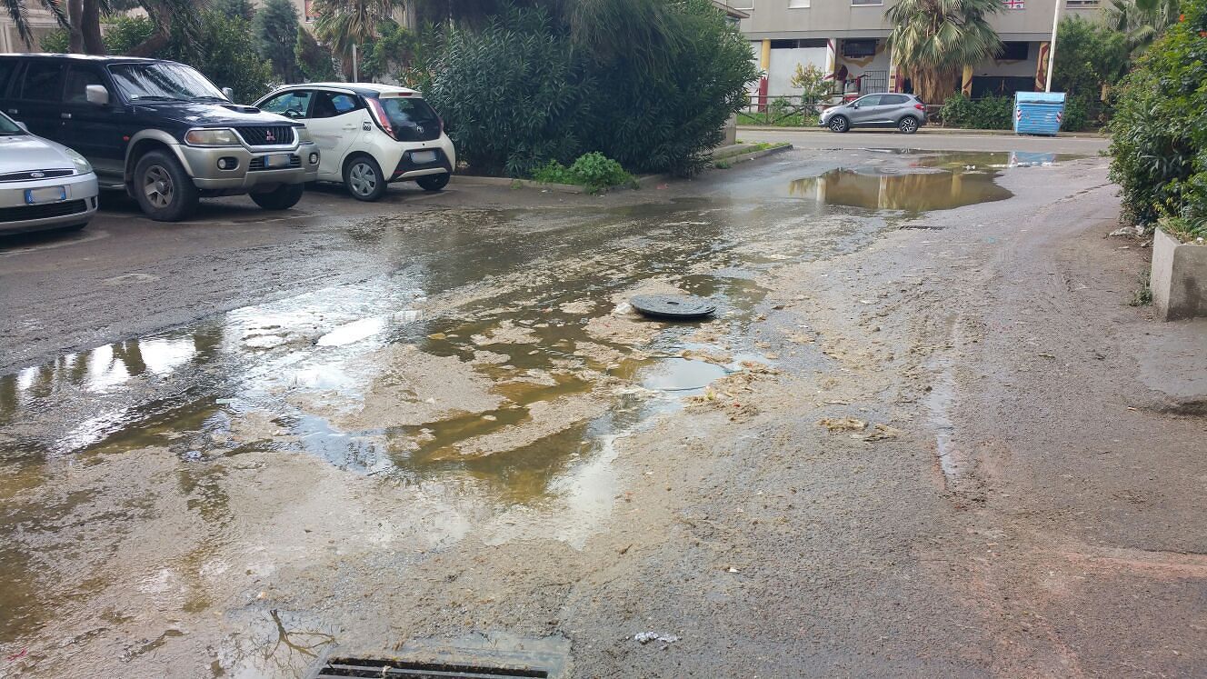 Cagliari, fiumi di liquami e scantinati invasi d’acqua: “Sant’Elia peggio di una favela”