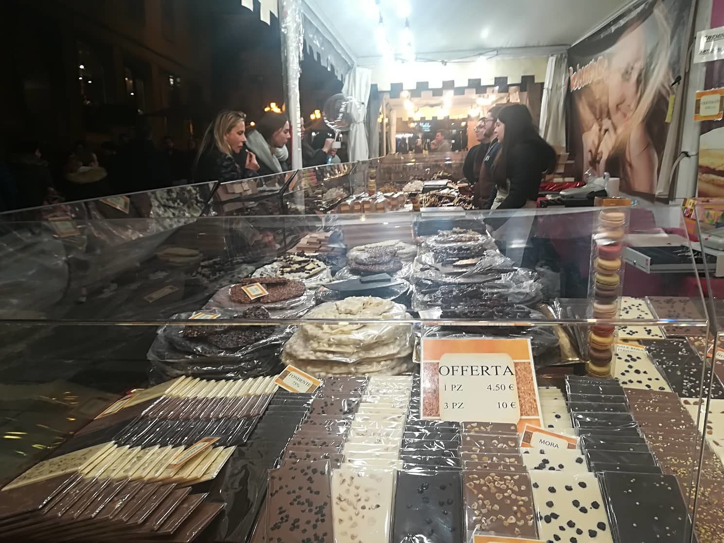 Cagliari, il freddo non ferma i golosi: pance piene alla festa del cioccolato