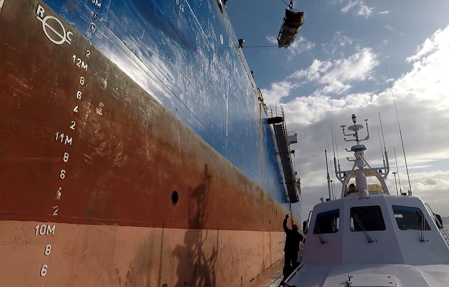 Cagliari, cade a bordo di una nave cisterna: 30enne cilena soccorsa in mare