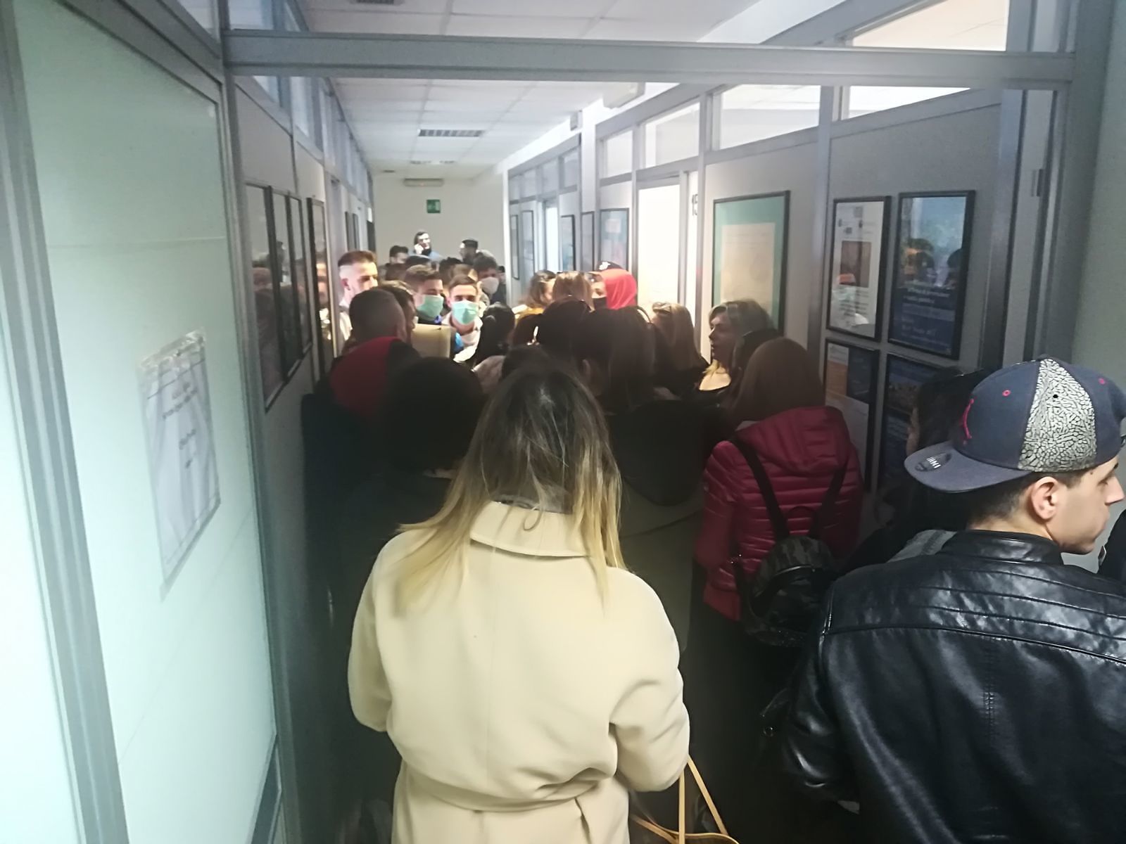 Cagliari, la meningite fa paura: ressa di centinaia di giovani all’Assl