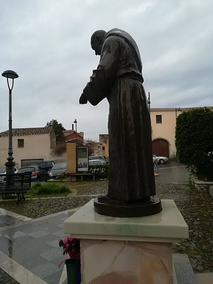 Dolianova, deturpata con scritte oscene la statua di Padre Pio in piazza