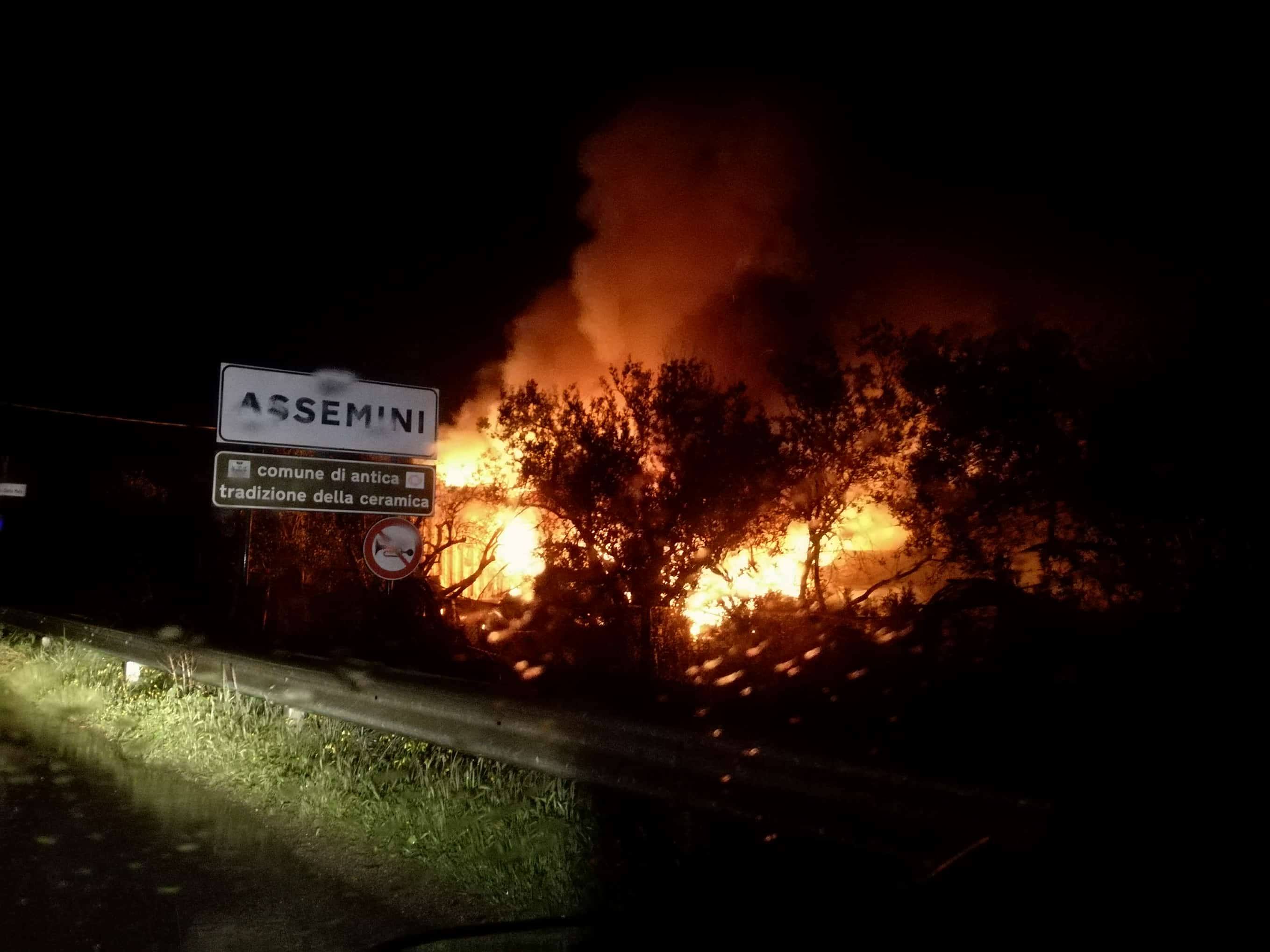 Notte di fuoco ad Assemini: in fiamme un’abitazione, quattro persone in strada