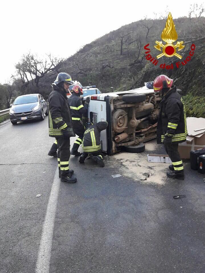 Incidente stradale a Iglesias, un ferito incastrato tra le lamiere