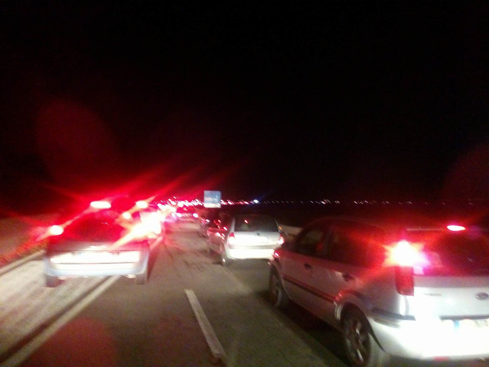 Notte di passione sulla Sulcitana: centinaia di automobilisti intrappolati nel rientro