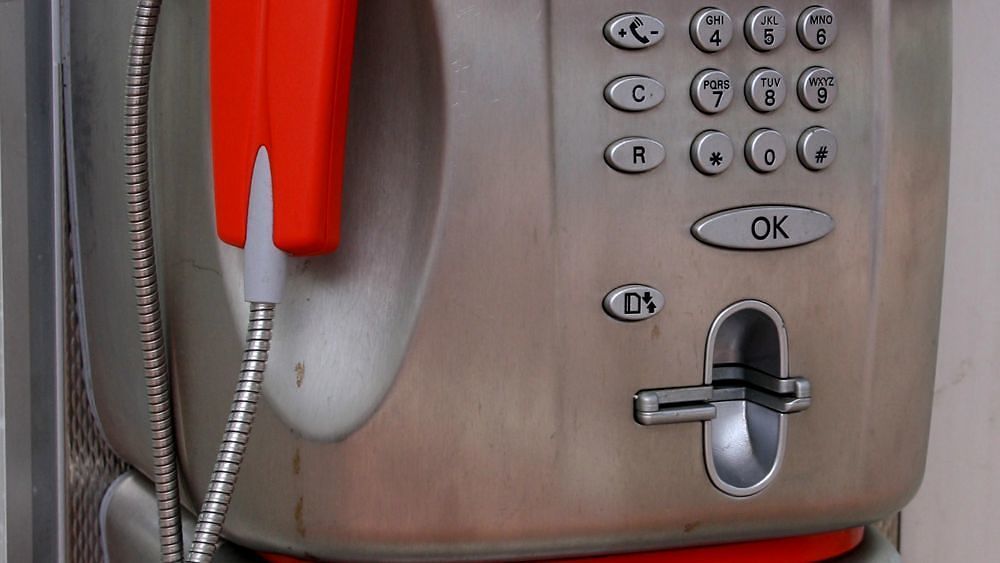 Sorpreso a scassinare una cabina telefonica: 28enne fermato in viale Ciusa
