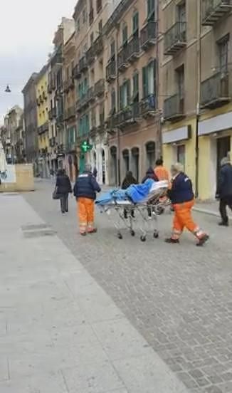 Cagliari, l’ambulanza non passa nel Corso pedonale: “Anziana trasportata all’aperto sul lettino”