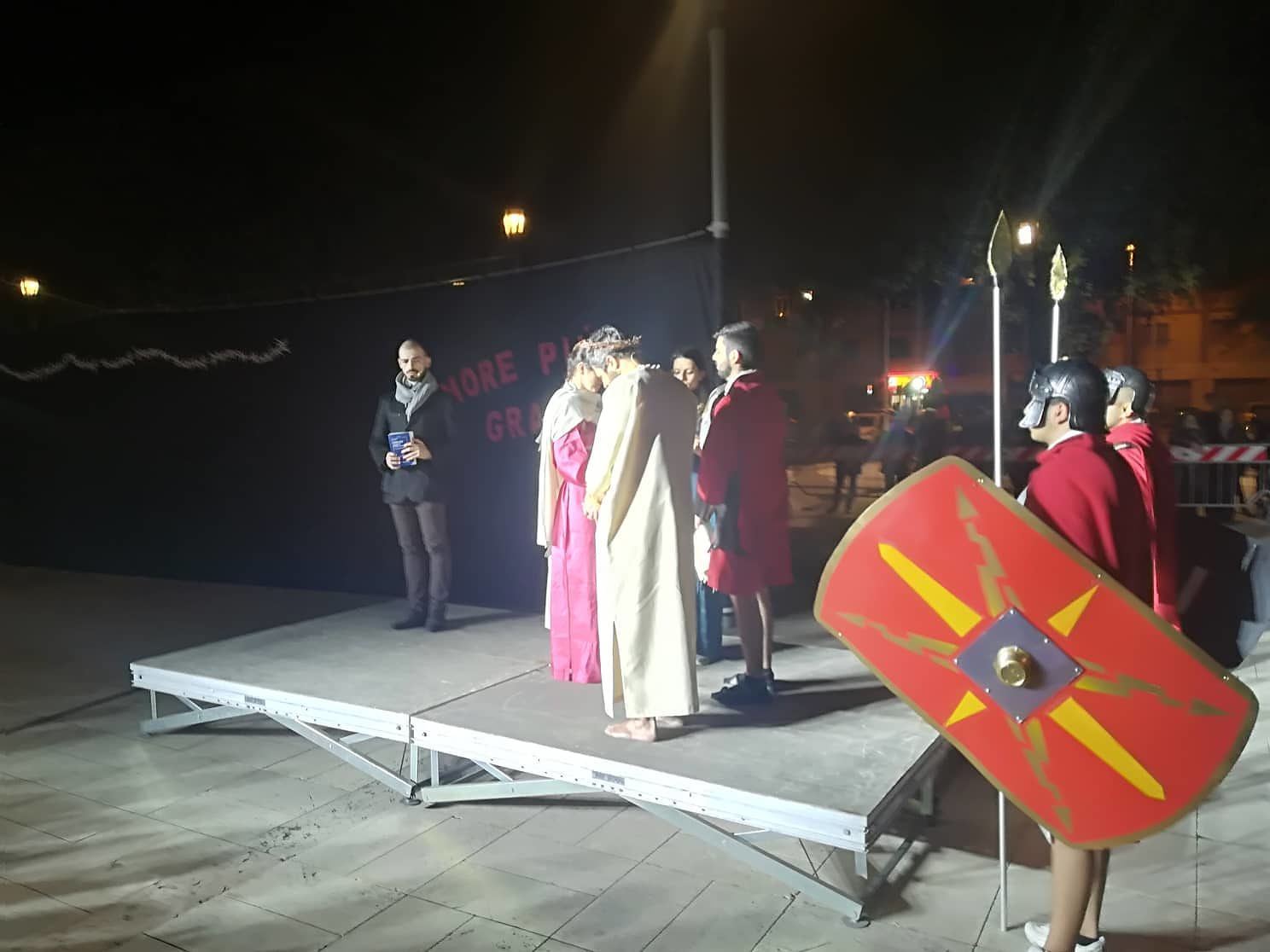 Cagliari, in centinaia affascinati dalla Via Crucis vivente in piazza Giovanni