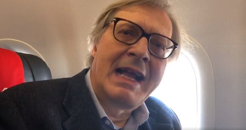 Sgarbi-show sul volo da Cagliari: “Regolamento da ladri, mi hanno rubato la schiuma da barba”