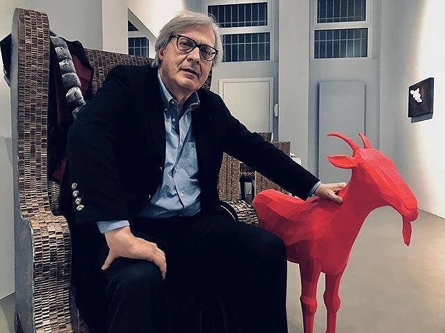I cagliaritani a Sgarbi: “Togliti la cintura in aeroporto, non sei diverso dagli altri”