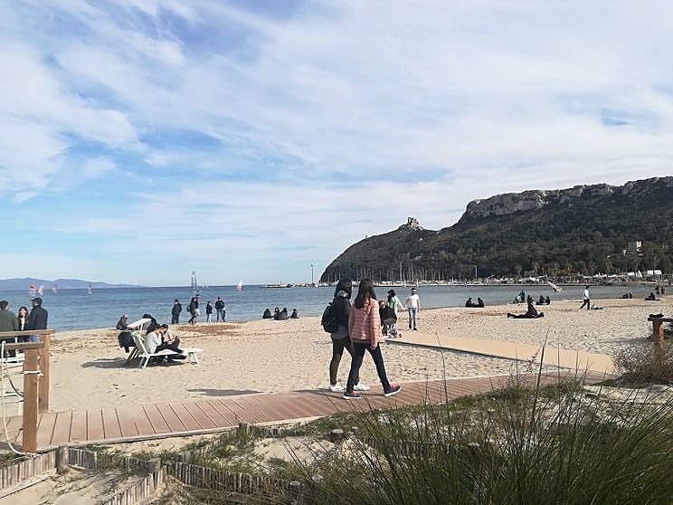 A Cagliari esplode la primavera: primi tuffi al “paradiso Poetto”