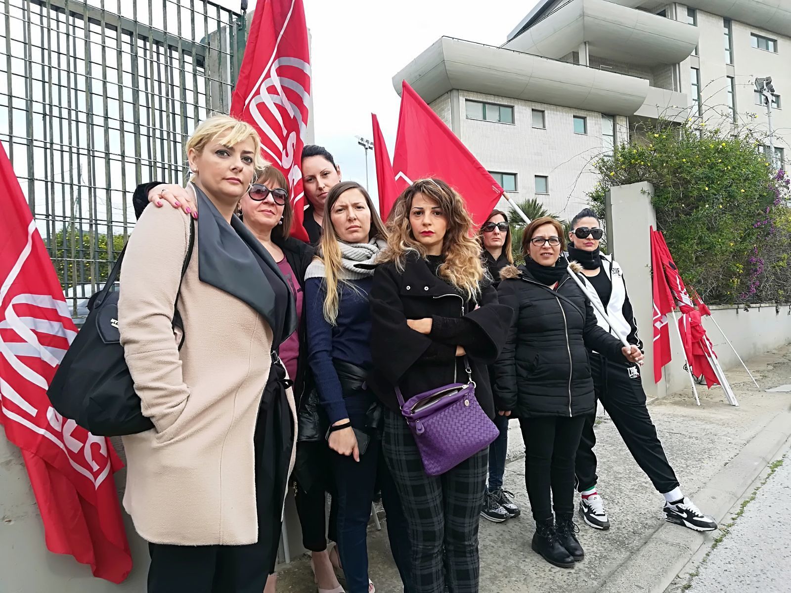 Cagliari, Pasqua di lacrime per 30 operatori call center: “Licenziati per far posto ai giovani”