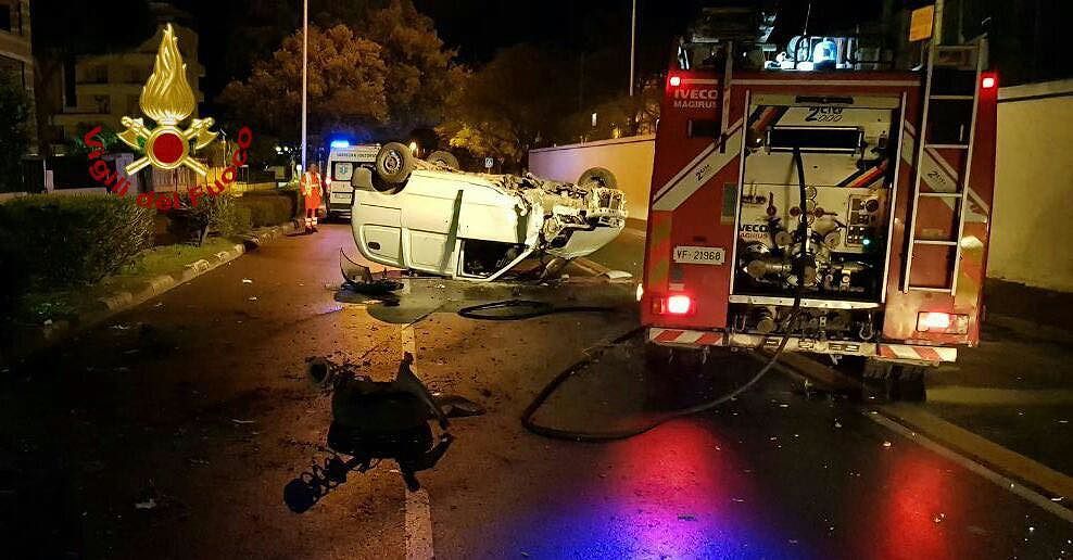 Cagliari, incidente all’alba al Poetto: perde il controllo del furgone che si ribalta