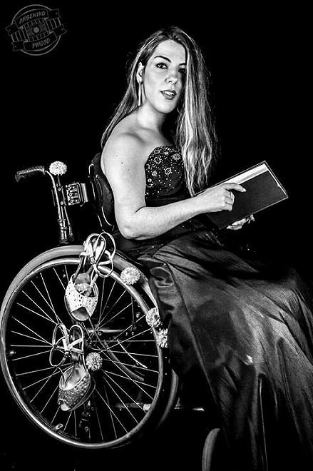 Settimo, la bellezza di Raffaella: in posa sulla sedia rotelle contro i pregiudizi