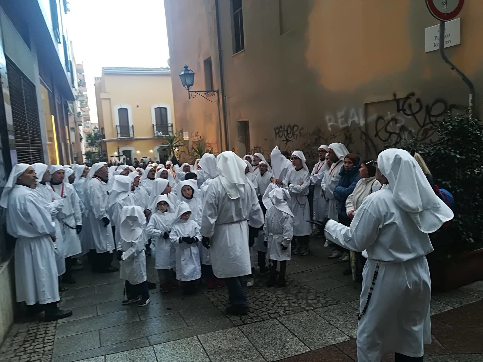 Cagliari, la pioggia non ferma la fede: toccante processione del Cristo morto a Villanova