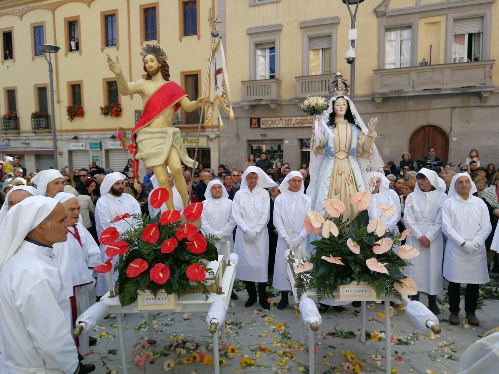 Pasqua a Cagliari, in migliaia per “S’Incontru”: arrivano anche i turisti